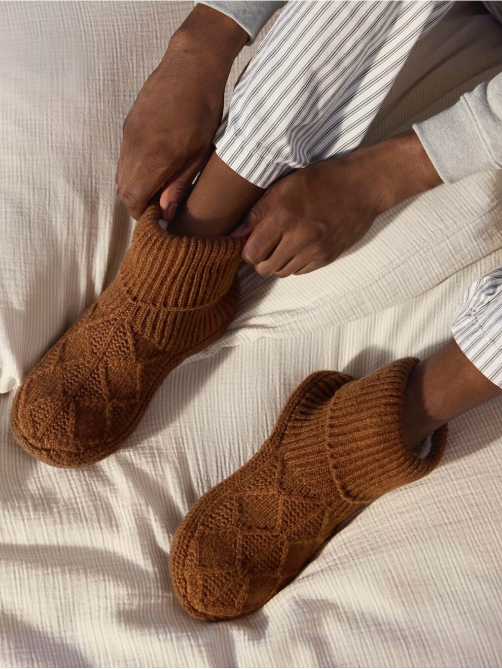 BOMBAS THE GRIPPER SLIPPER BOOTIES IN DUSTED COCOA TAN
